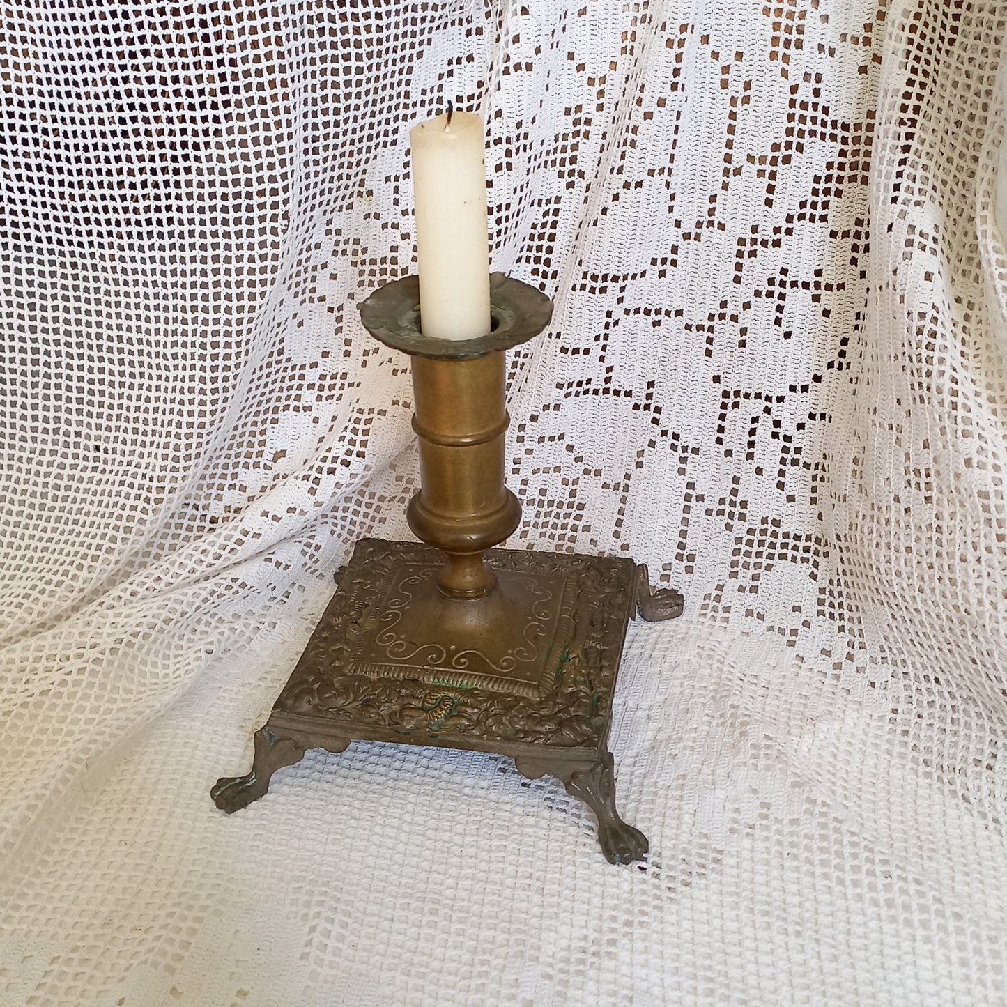 Small decorative brass candle stick holder with four little feet from France, antique shabby chic chamber stick