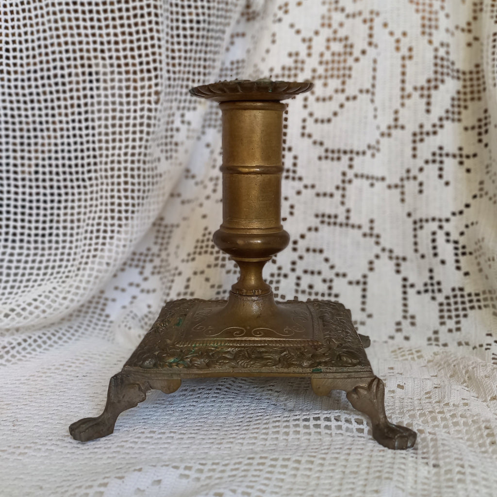 Petit bougeoir décoratif ancien avec quatre petits pieds