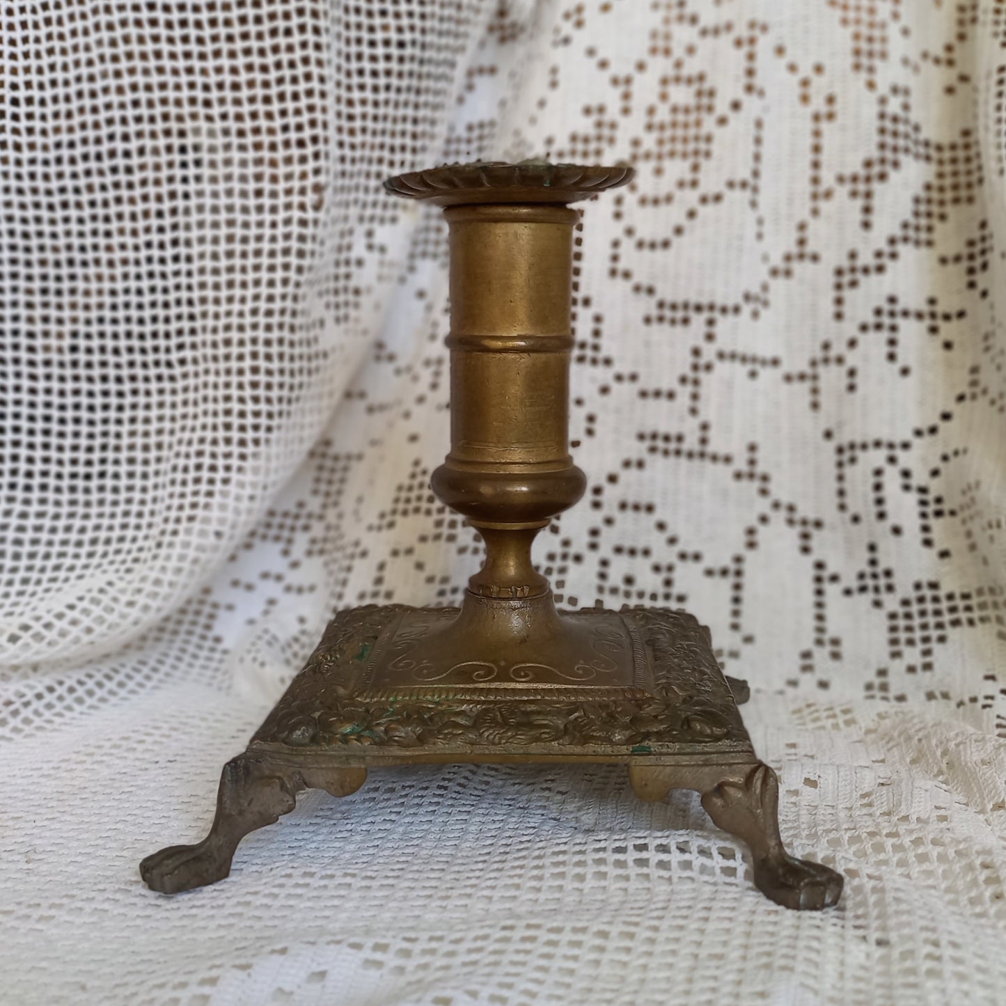 Small decorative brass candle stick holder with four little feet from France, antique shabby chic chamber stick