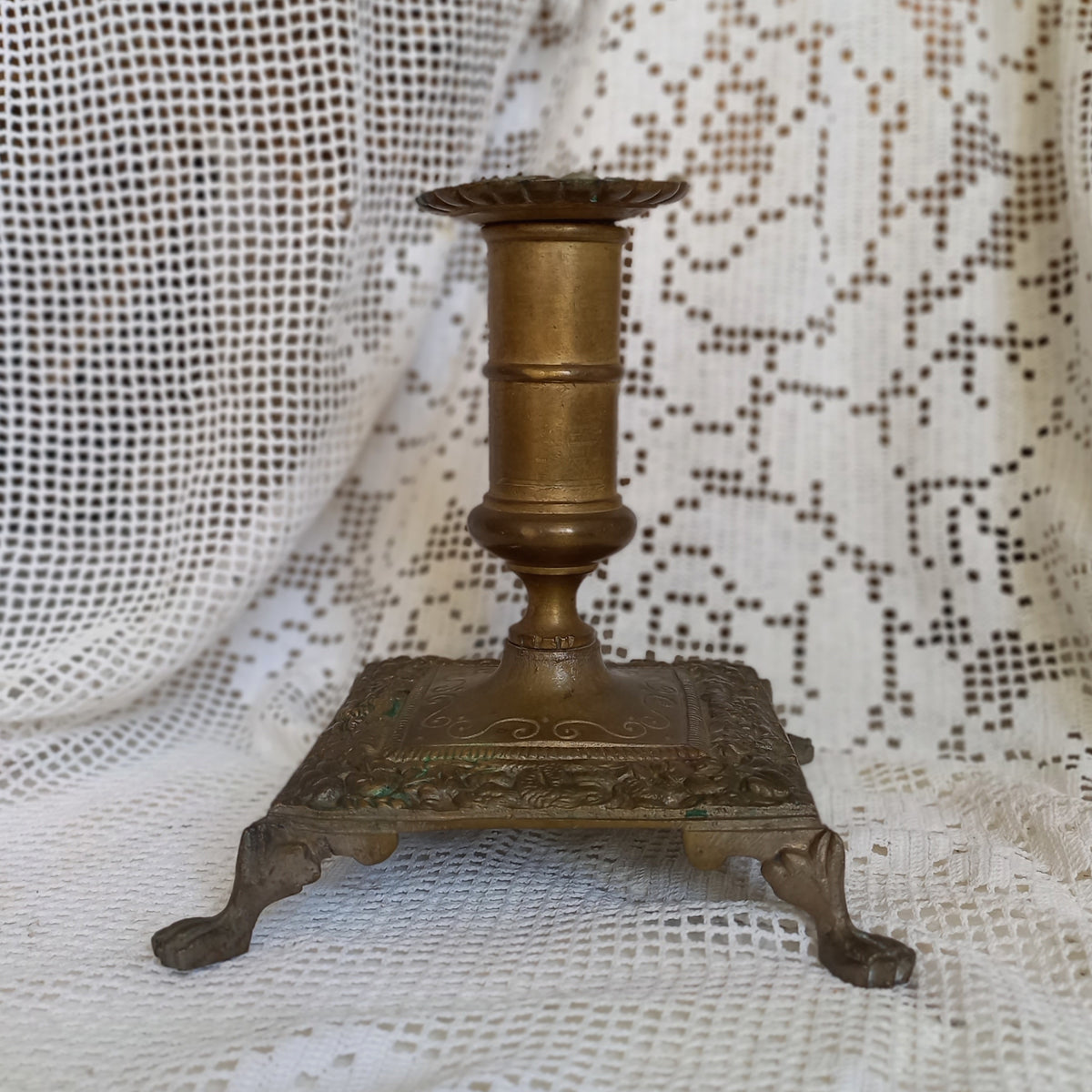 Petit bougeoir décoratif ancien avec quatre petits pieds