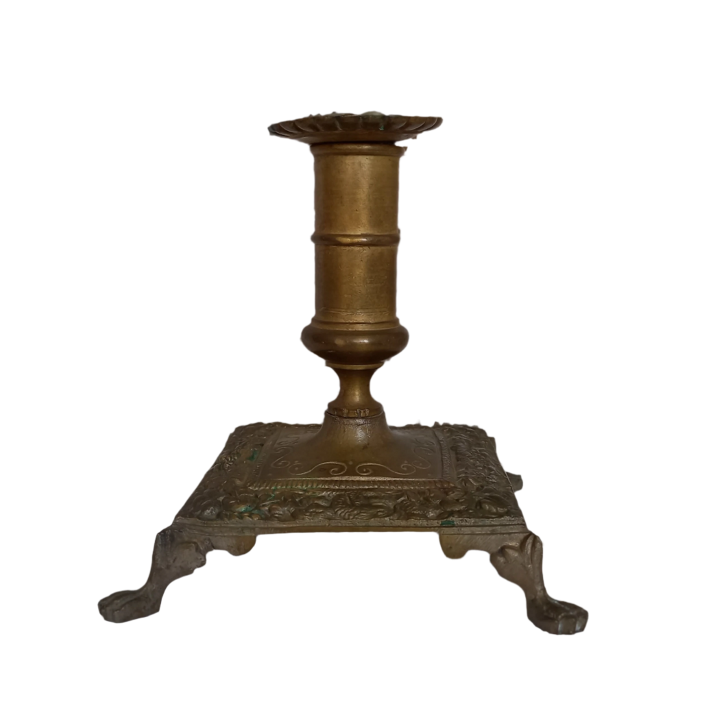 Petit bougeoir décoratif ancien avec quatre petits pieds