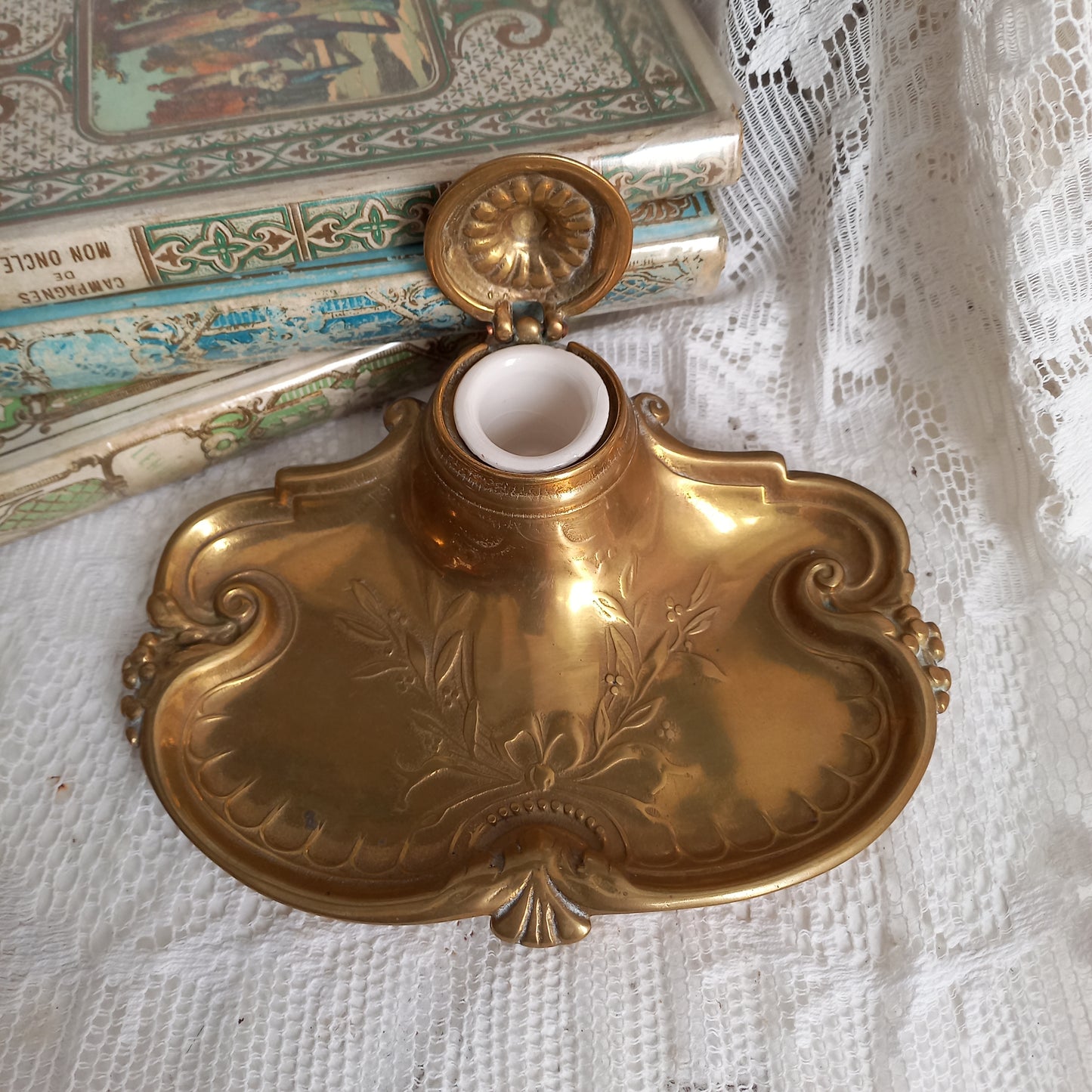 Encrier décoratif vintage en laiton avec gobelet en porcelaine blanche