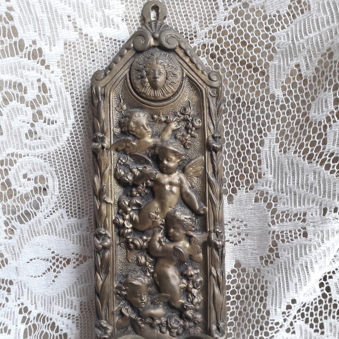 Bougeoir mural antique en bronze avec angelots, applique à bougie antique française