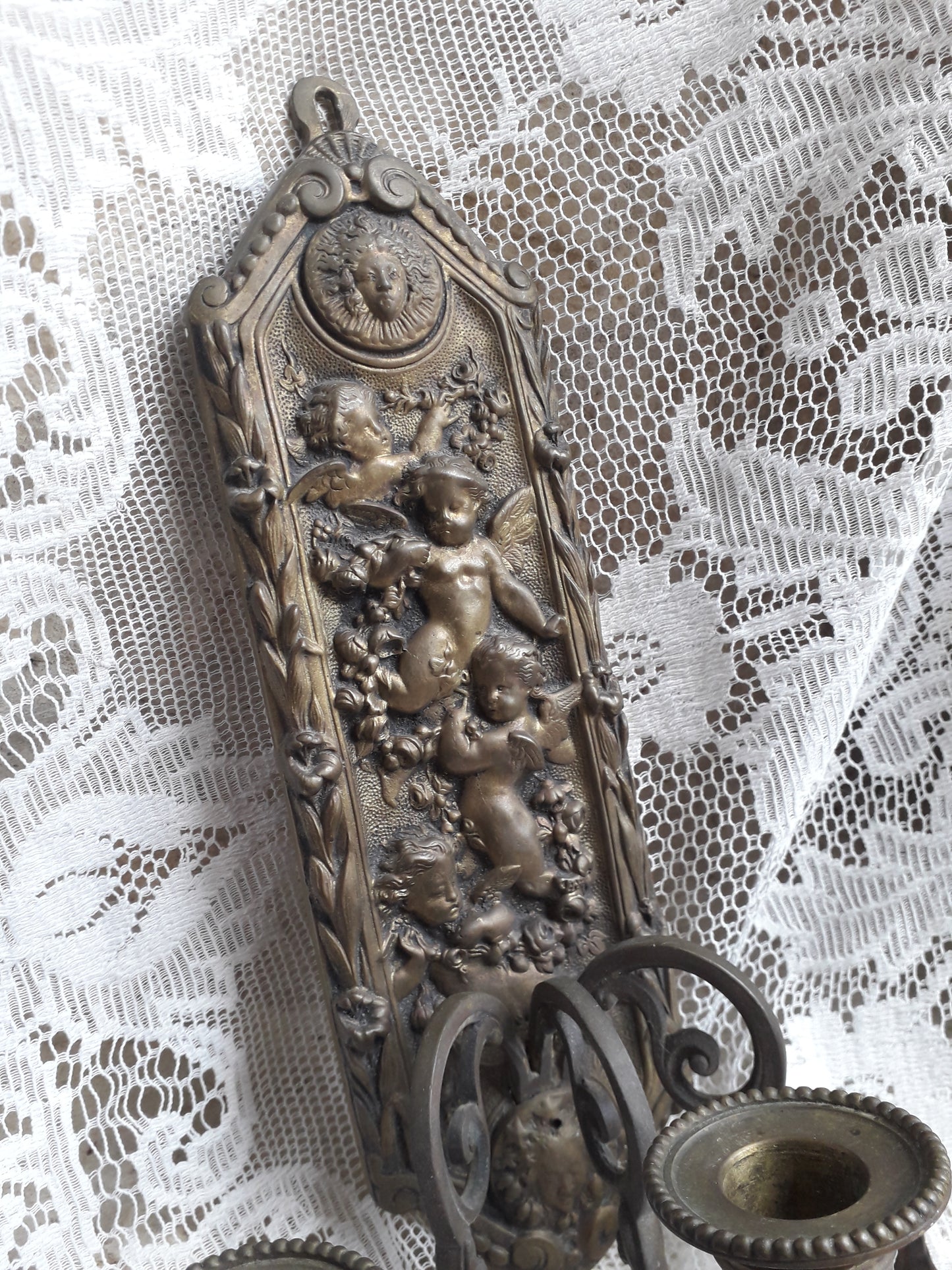 Bougeoir mural antique en bronze avec angelots, applique à bougie antique française