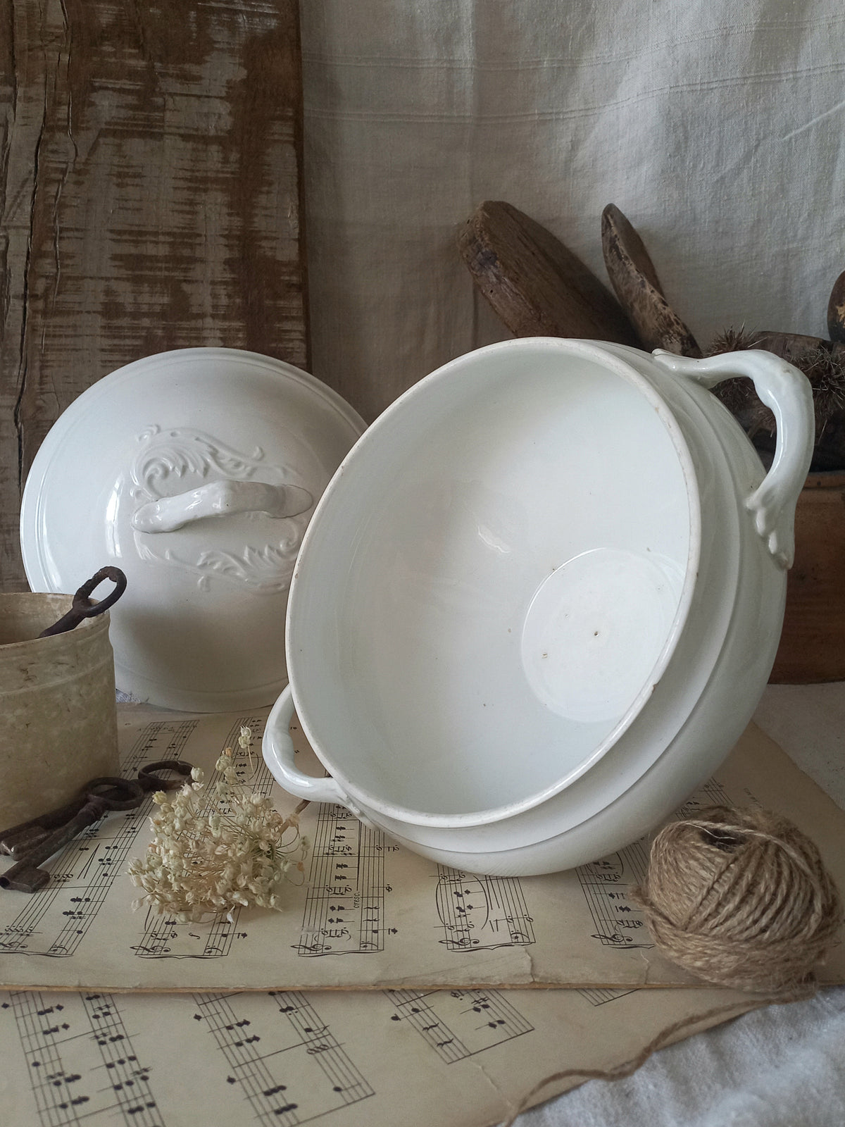 Soupière en faïence blanche antique française