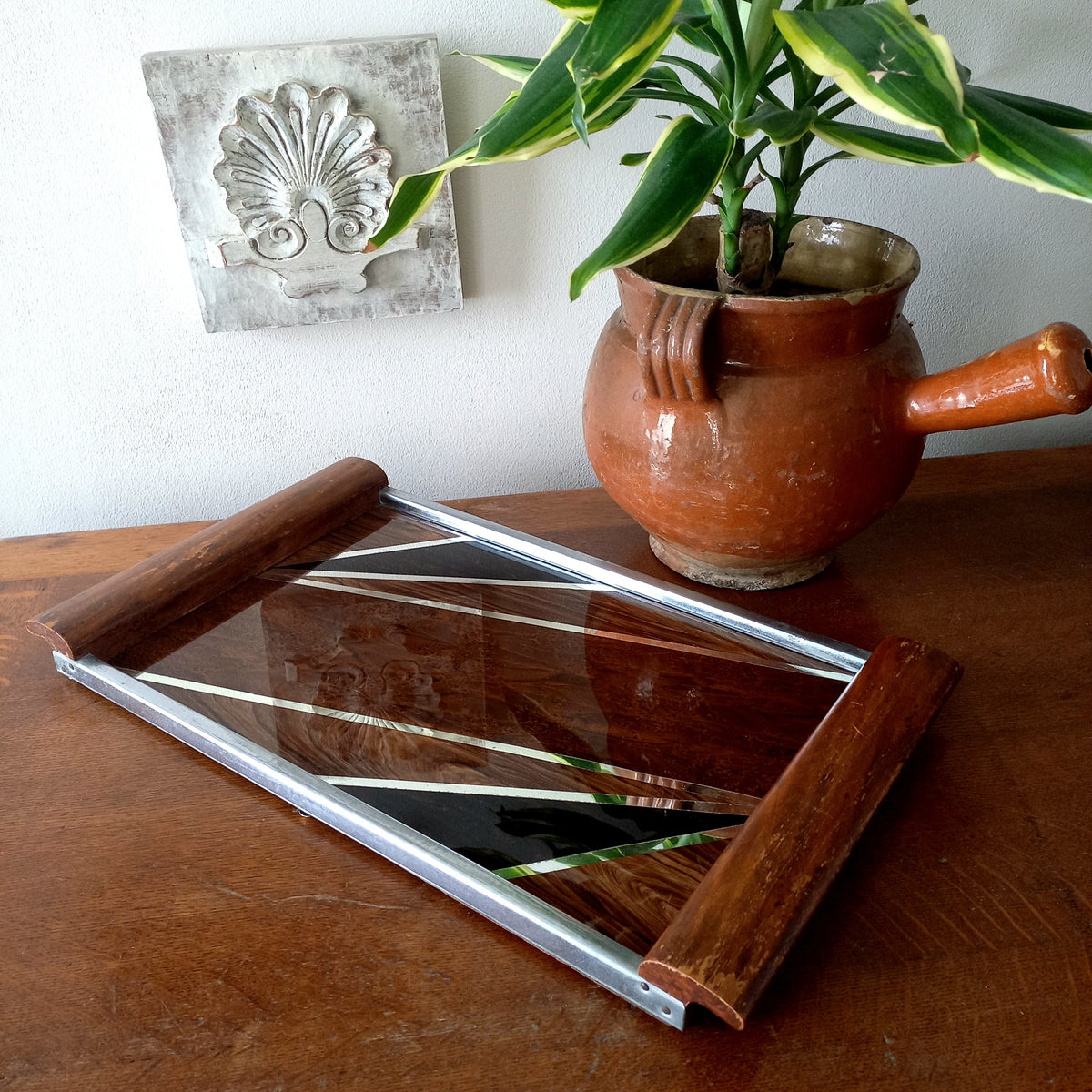 Plateau vintage français en bois et verre, objet décoratif de style milieu du siècle, vers 1950 
