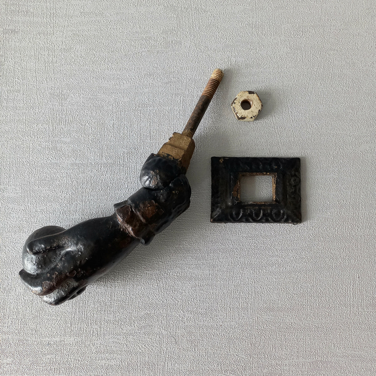 Heurtoir de porte antique français en forme de main de femme en fonte