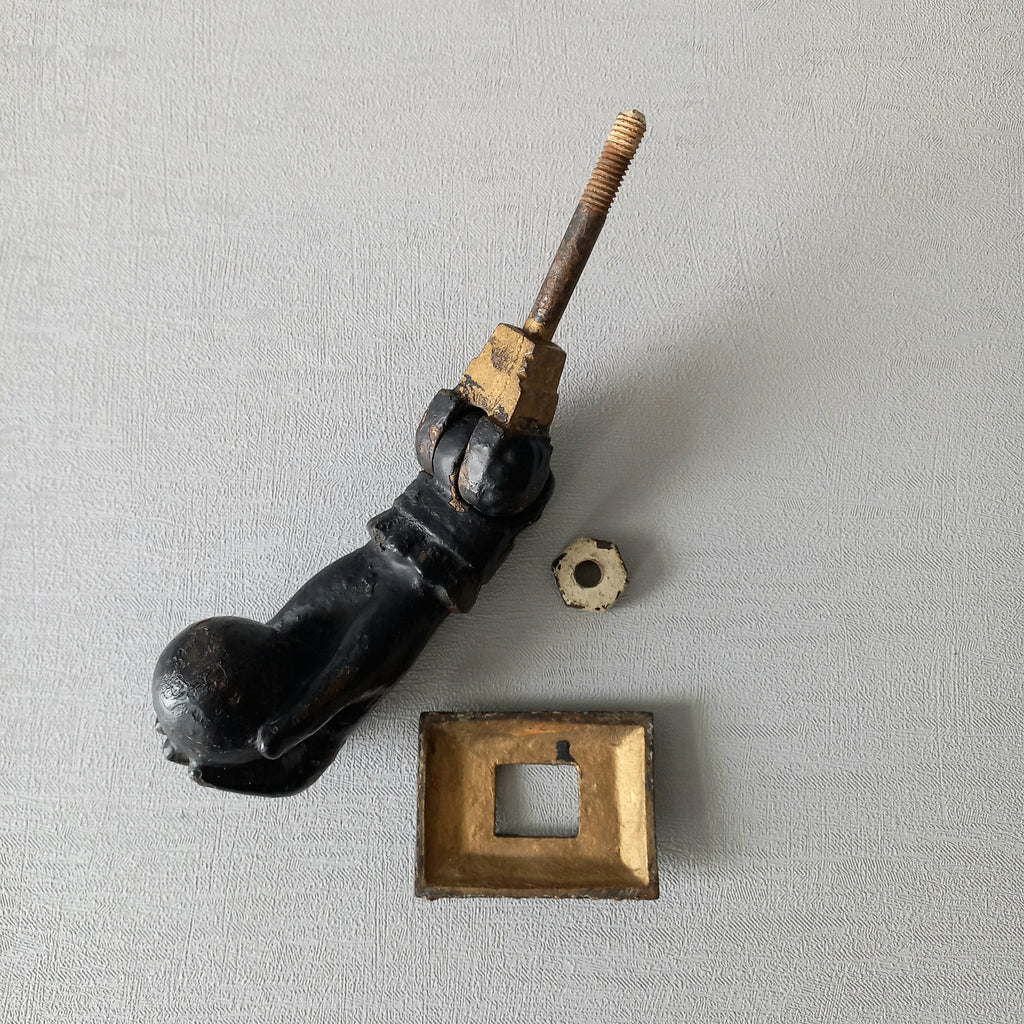 Heurtoir de porte antique français en forme de main de femme en fonte