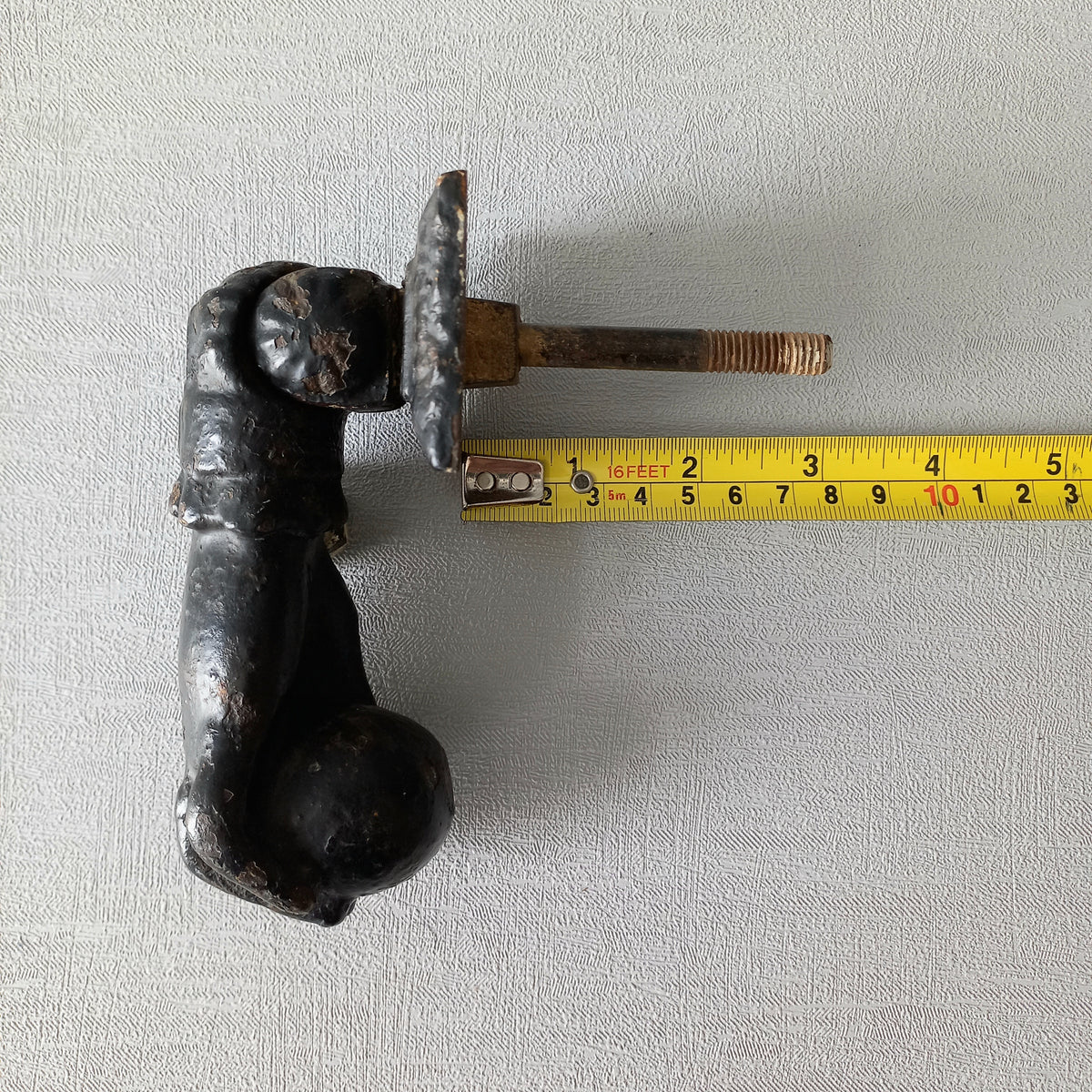 Heurtoir de porte antique français en forme de main de femme en fonte