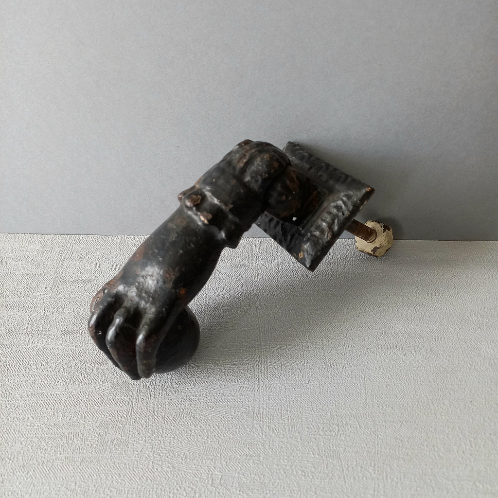 Heurtoir de porte antique français en forme de main de femme en fonte
