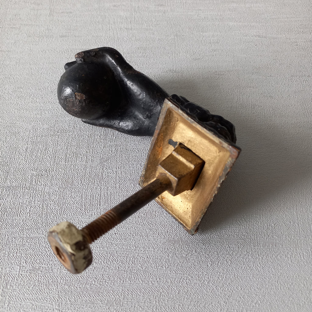 Heurtoir de porte antique français en forme de main de femme en fonte