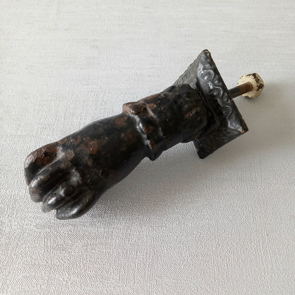 Heurtoir de porte antique français en forme de main de femme en fonte