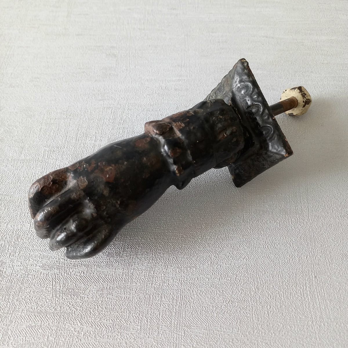 Heurtoir de porte antique français en forme de main de femme en fonte