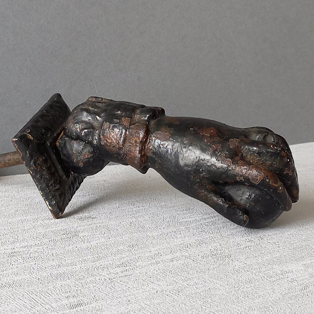 Heurtoir de porte antique français en forme de main de femme en fonte