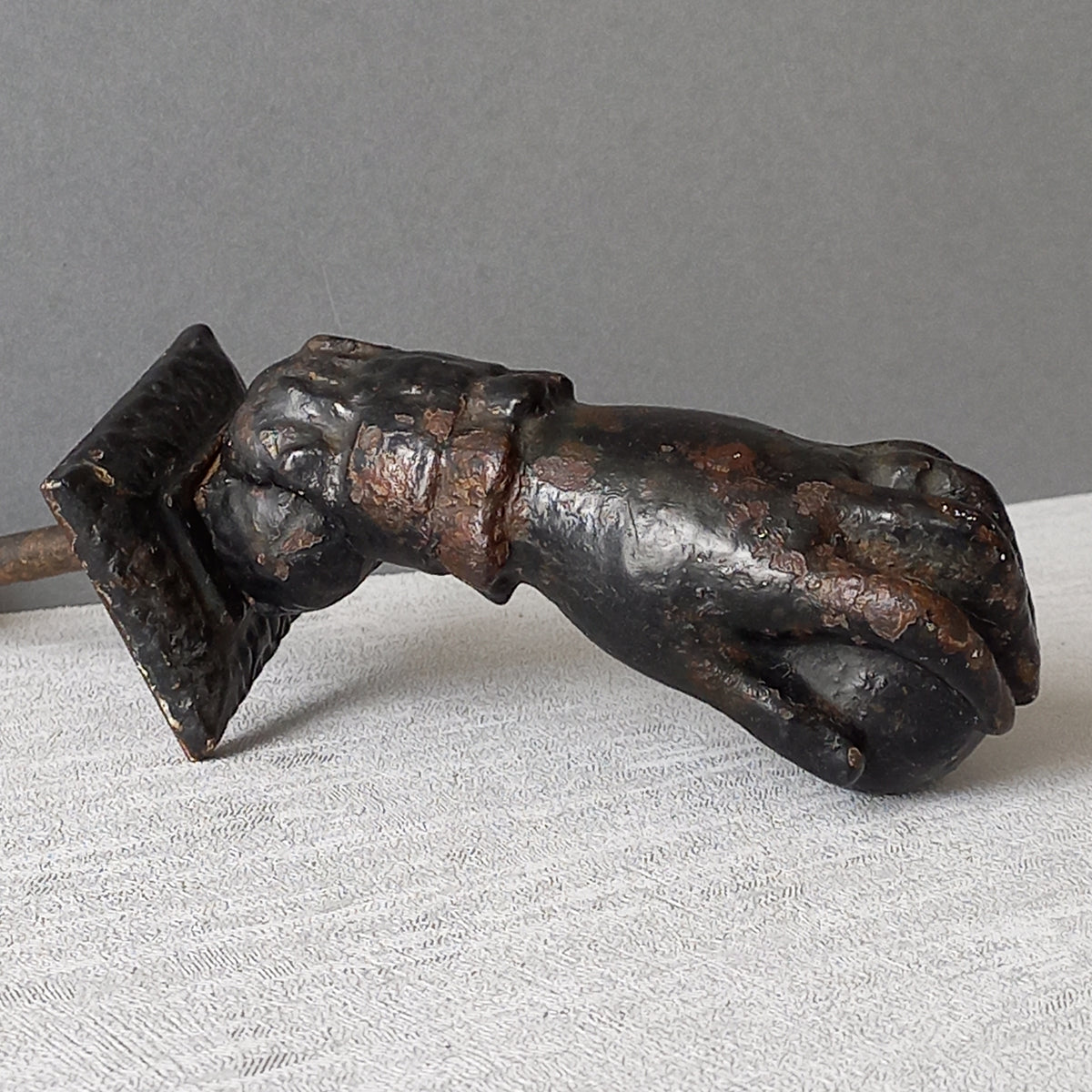 Heurtoir de porte antique français en forme de main de femme en fonte