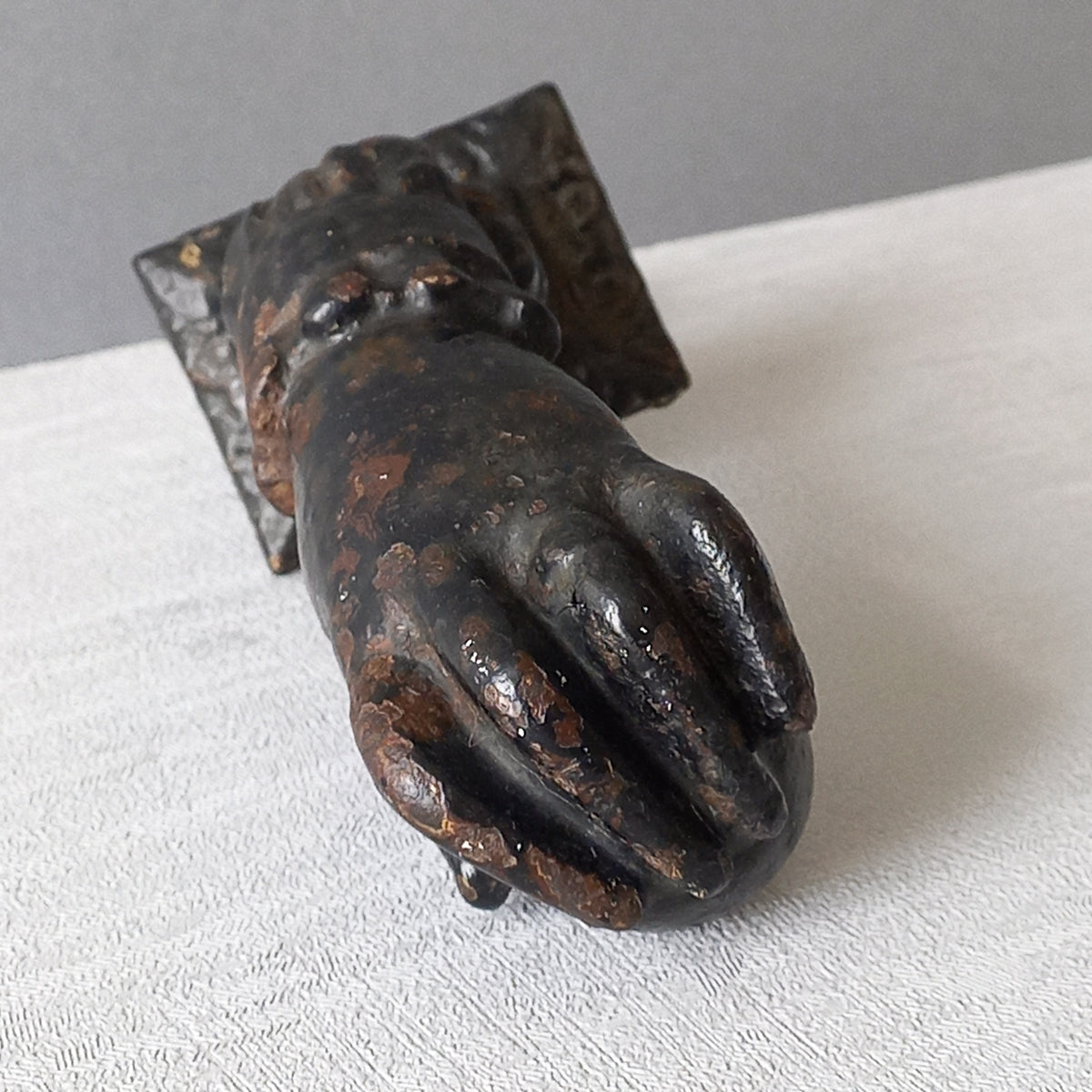 Heurtoir de porte antique français en forme de main de femme en fonte