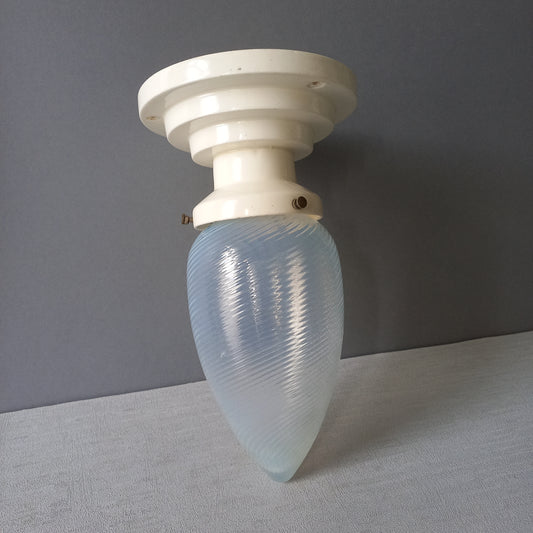 Plafonnier Art Déco avec abat-jour en verre laiteux, luminaire vintage français