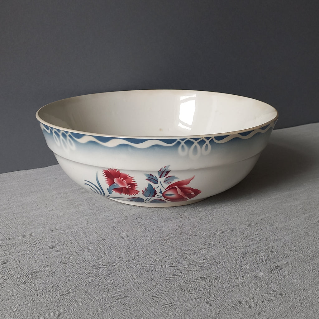 A French vintage white ironstone bowl with a pretty pink and blue rose transfer pattern by premier manufacturer Sarreguemines. A wonderful piece of decor which also serves well as a fruit bowl.