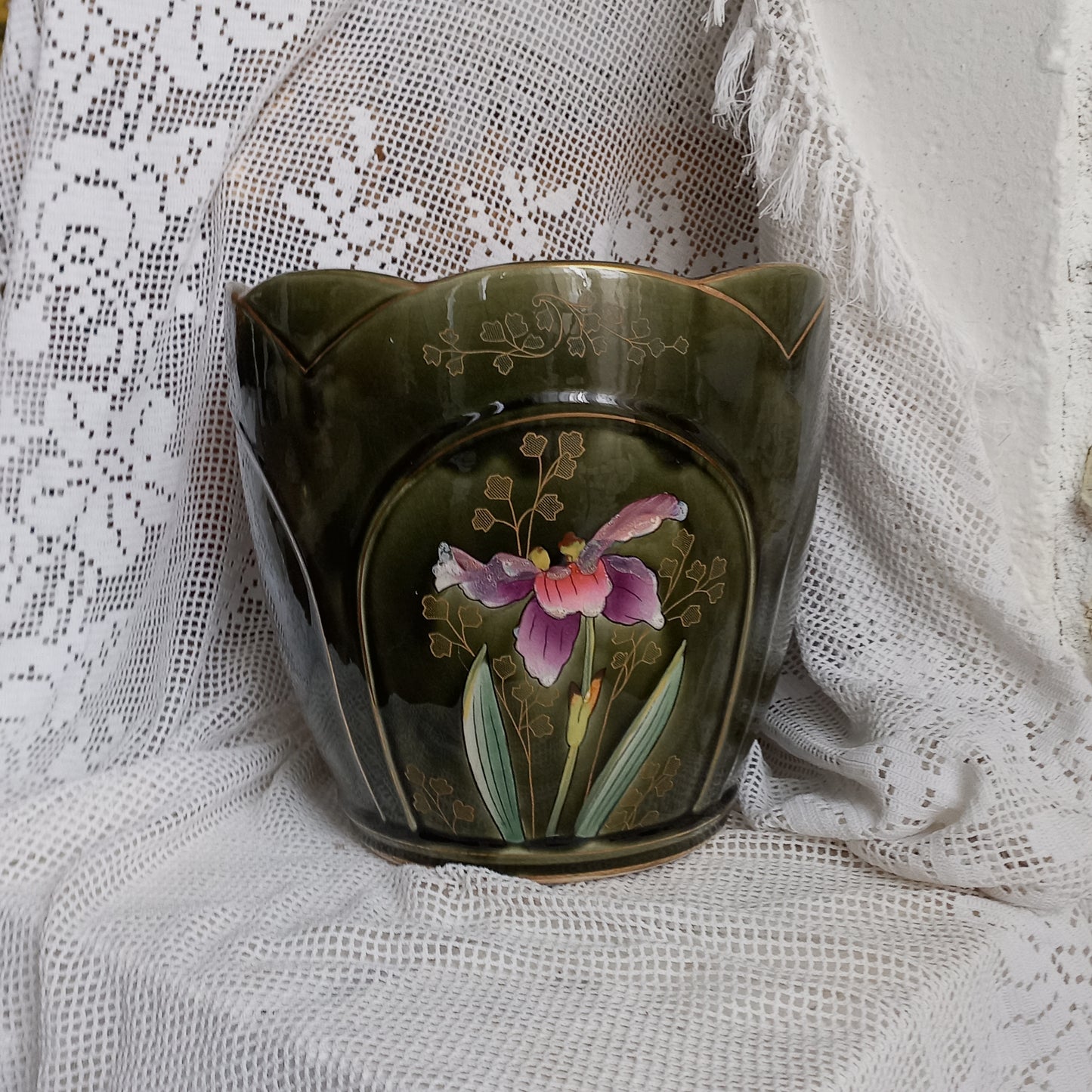 Jardinière décorative ancienne art nouveau avec fleur d'iris par Gustave de Bruyn de Fives Lille, cache-pot vintage français