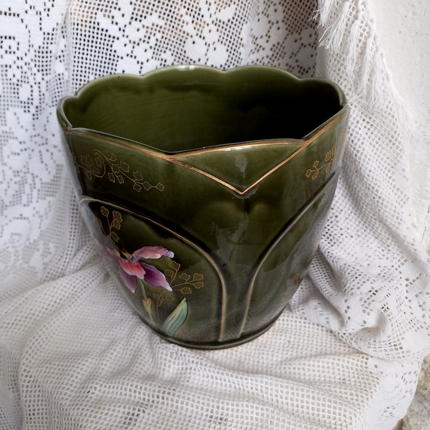 Jardinière décorative ancienne art nouveau avec fleur d'iris par Gustave de Bruyn de Fives Lille, cache-pot vintage français