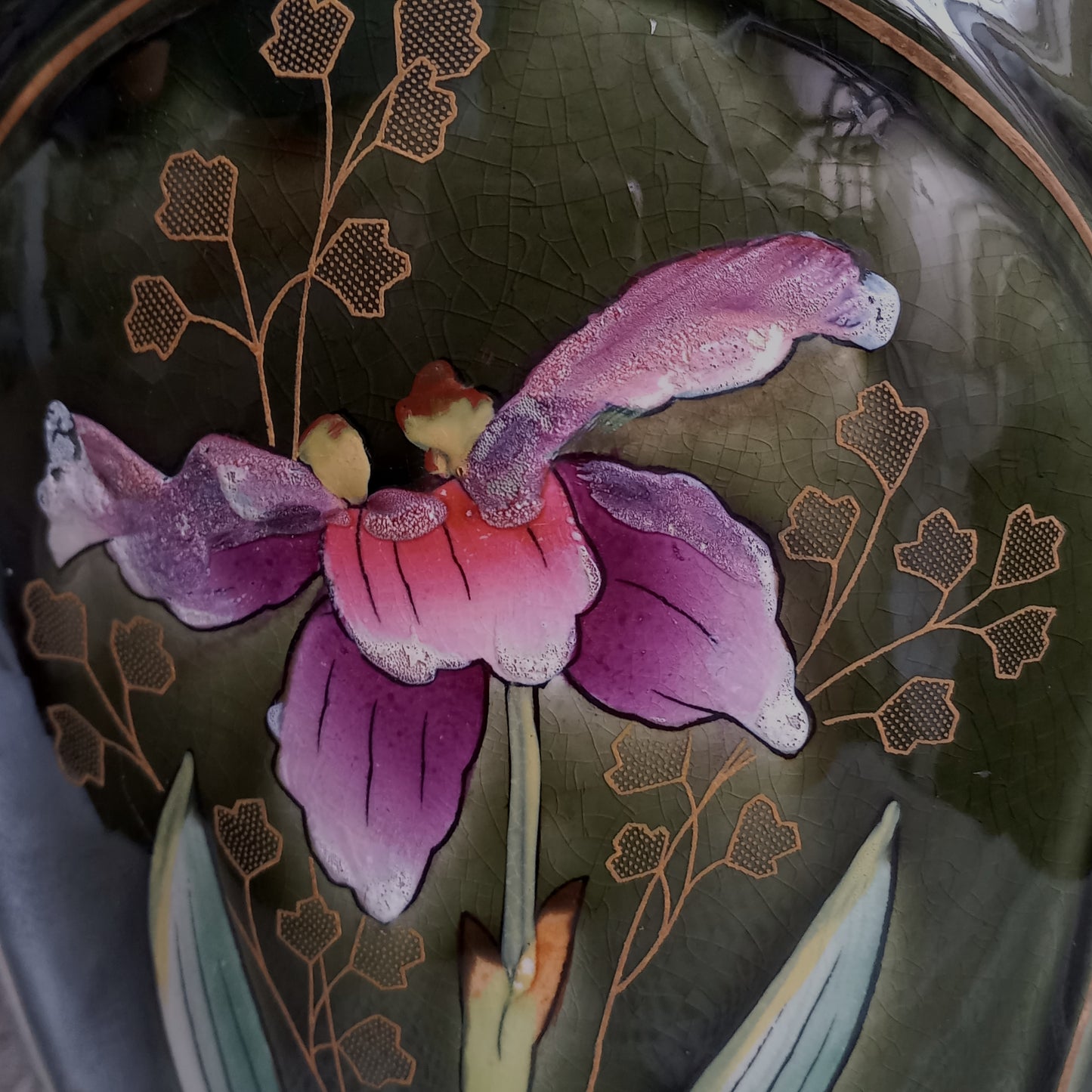 Jardinière décorative ancienne art nouveau avec fleur d'iris par Gustave de Bruyn de Fives Lille, cache-pot vintage français