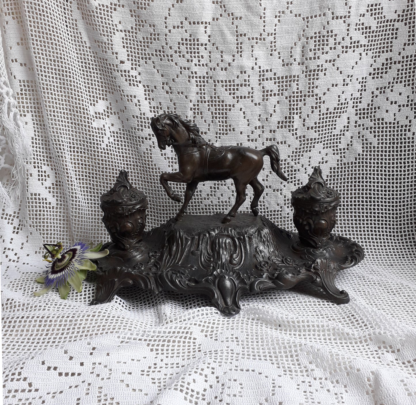 Encrier double antique avec figurine de cheval de France, décor de pont vintage français, encrier décoratif