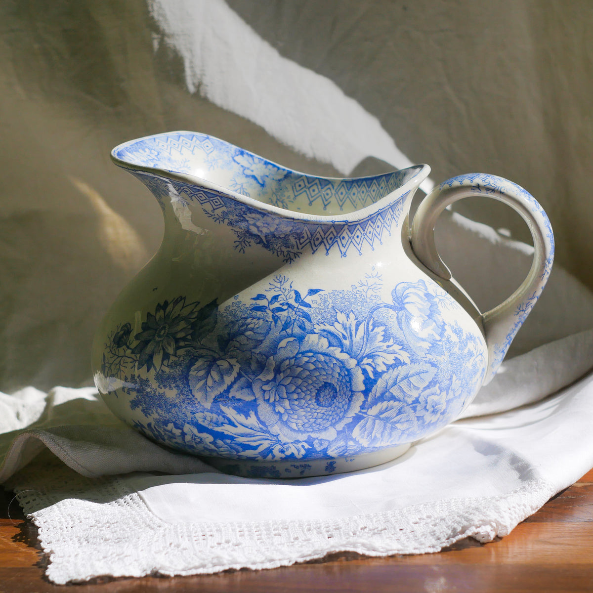Ancienne Cruche Décorative en Faïence Blanche avec Motif Floral Bleu