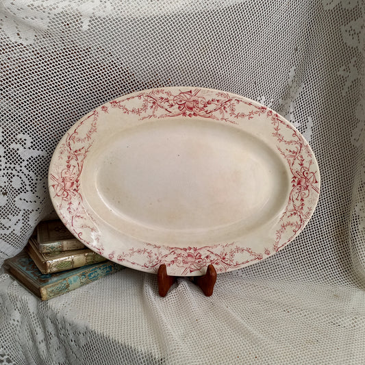 Plat ovale ancien français en terre de fer blanc crème avec motif en transfert rose par KG Lunéville