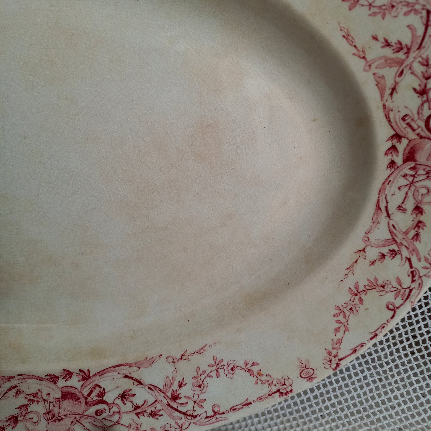 Plat ovale ancien français en terre de fer blanc crème avec motif en transfert rose par KG Lunéville