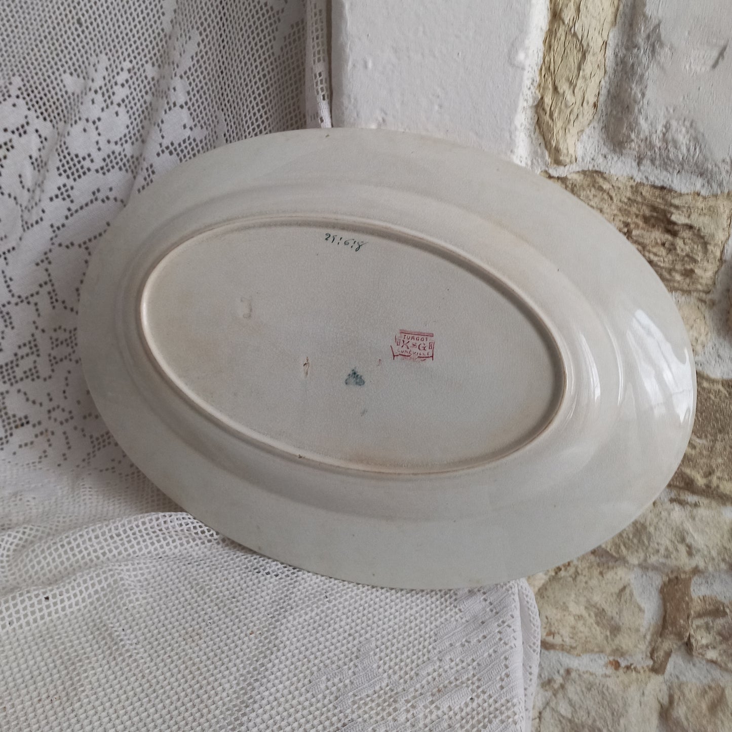 Plat ovale ancien français en terre de fer blanc crème avec motif en transfert rose par KG Lunéville