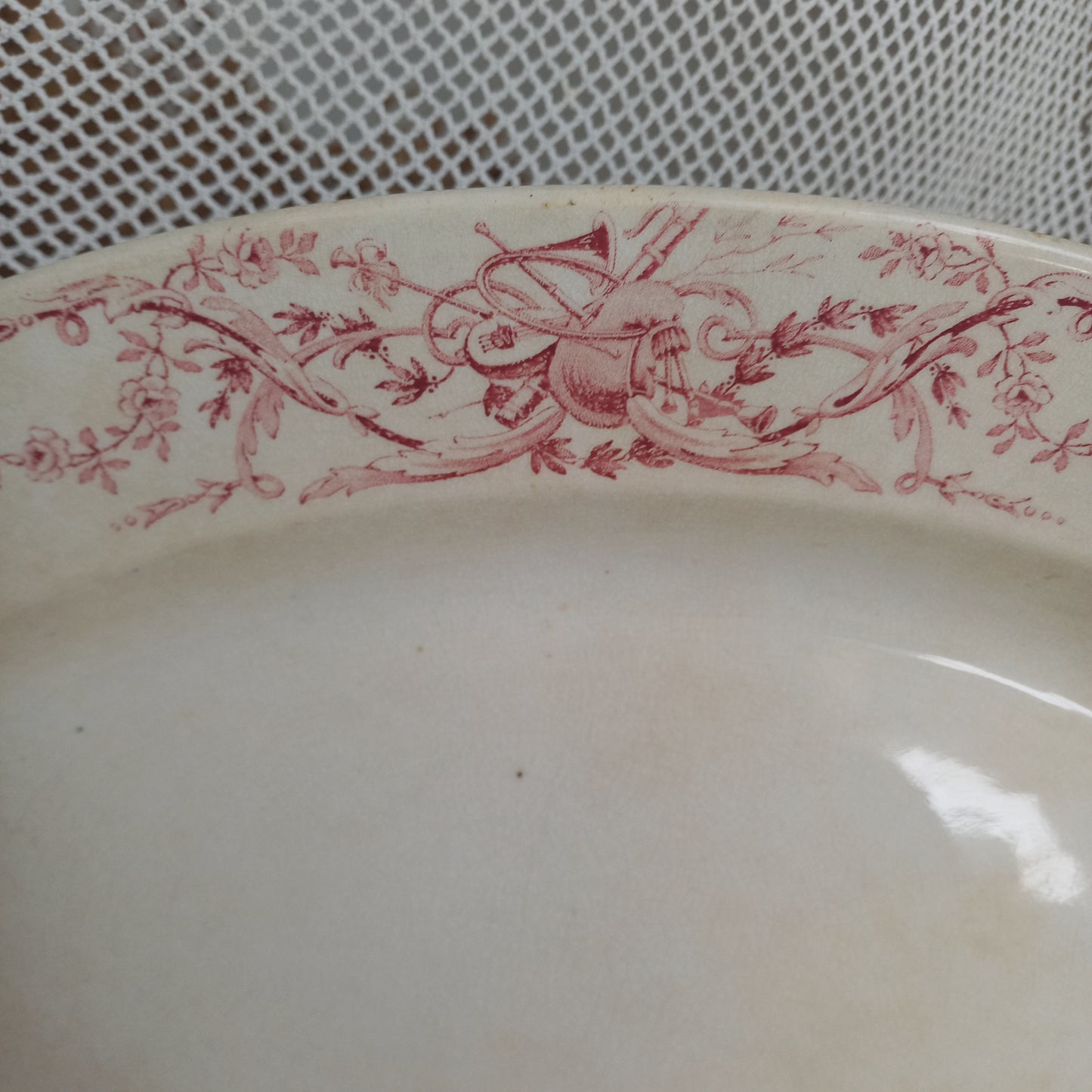 Plat ovale ancien français en terre de fer blanc crème avec motif en transfert rose par KG Lunéville