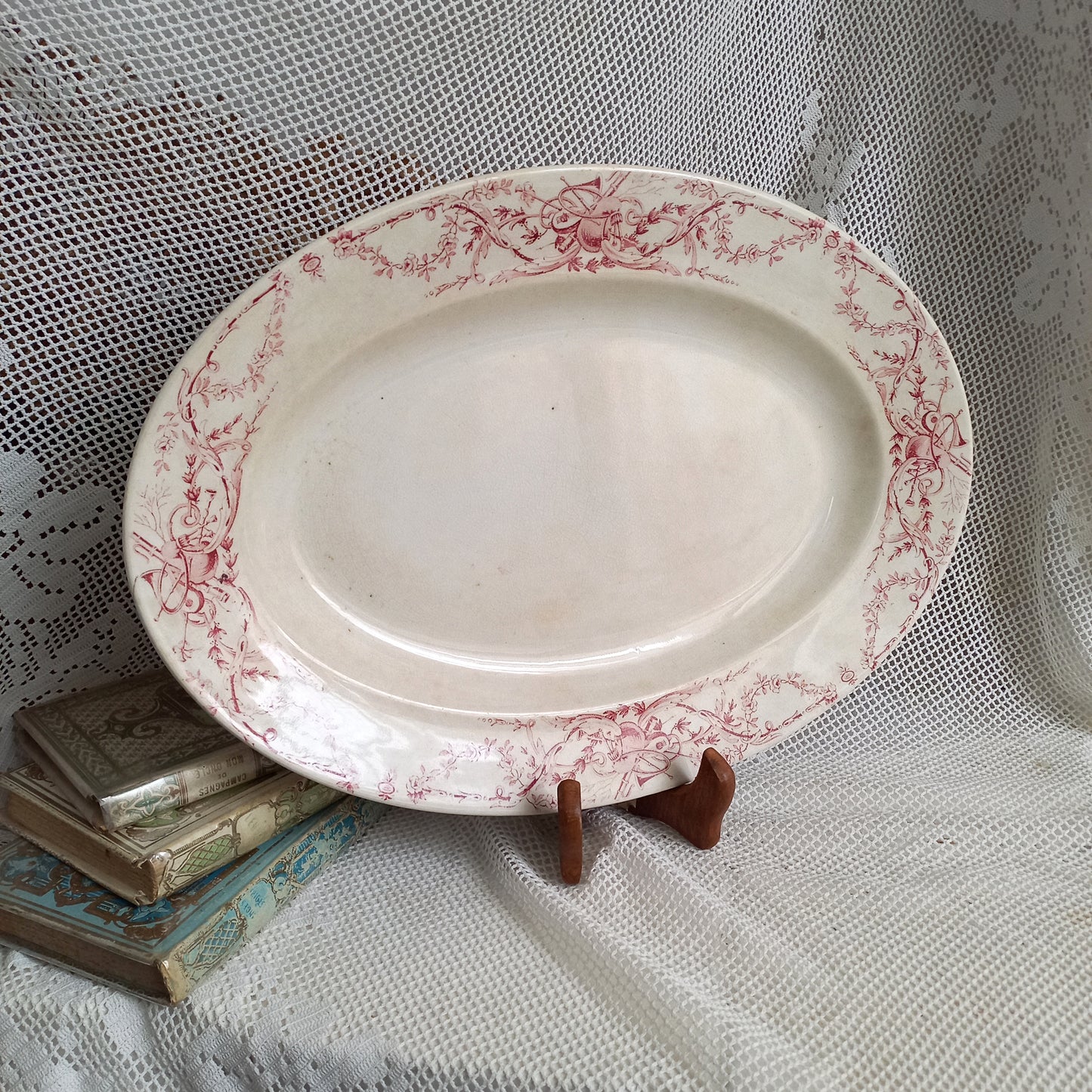 Plat ovale ancien français en terre de fer blanc crème avec motif en transfert rose par KG Lunéville