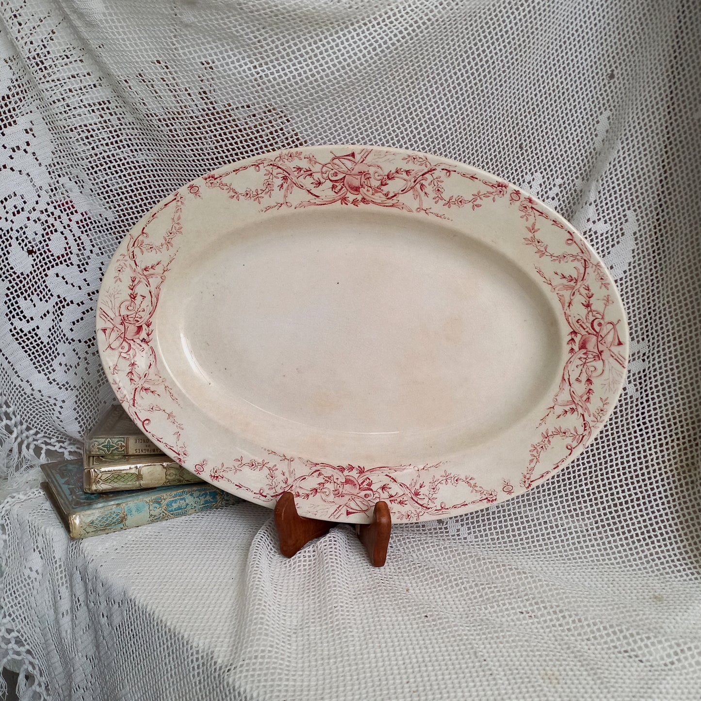 Plat ovale ancien français en terre de fer blanc crème avec motif en transfert rose par KG Lunéville