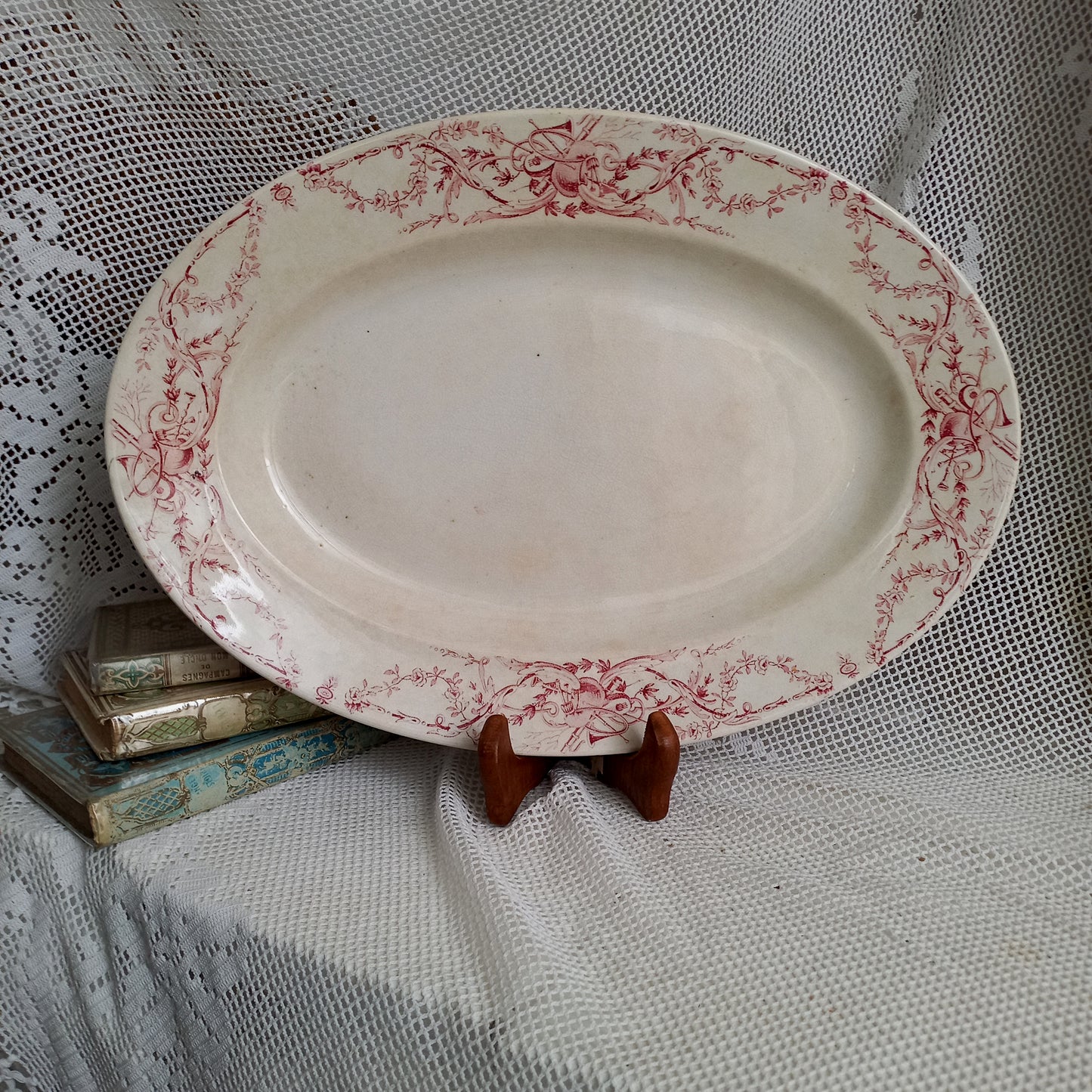 Plat ovale ancien français en terre de fer blanc crème avec motif en transfert rose par KG Lunéville