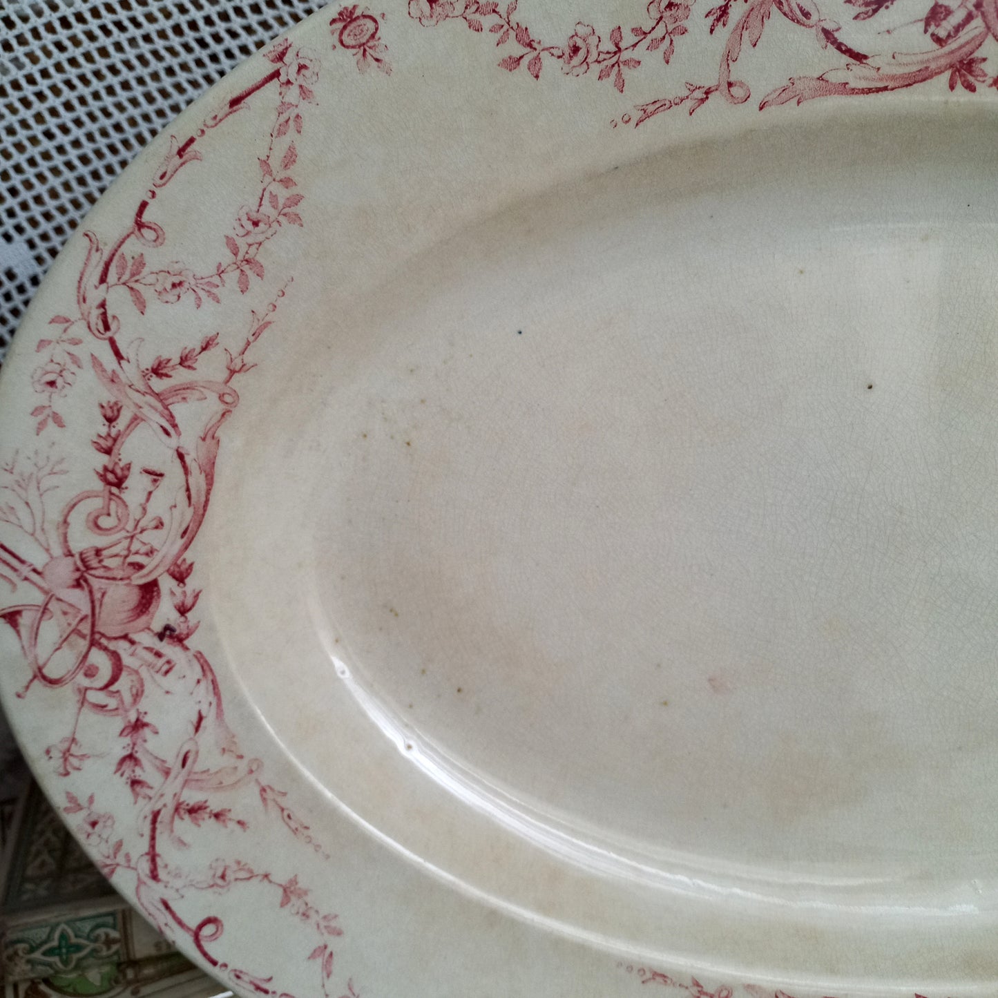 Plat ovale ancien français en terre de fer blanc crème avec motif en transfert rose par KG Lunéville