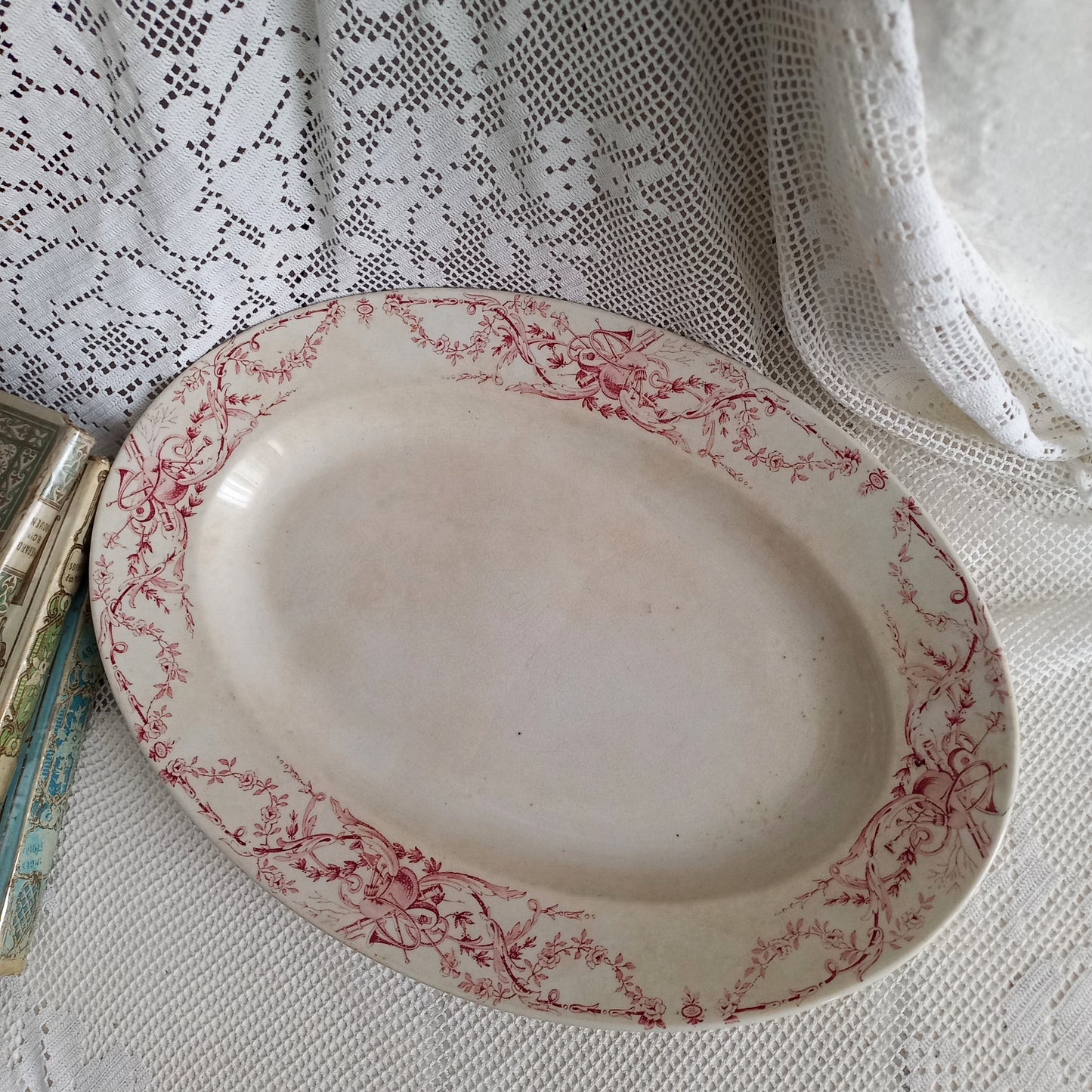 Plat ovale ancien français en terre de fer blanc crème avec motif en transfert rose par KG Lunéville