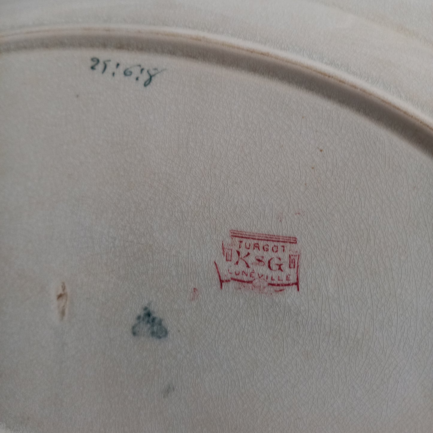 Plat ovale ancien français en terre de fer blanc crème avec motif en transfert rose par KG Lunéville