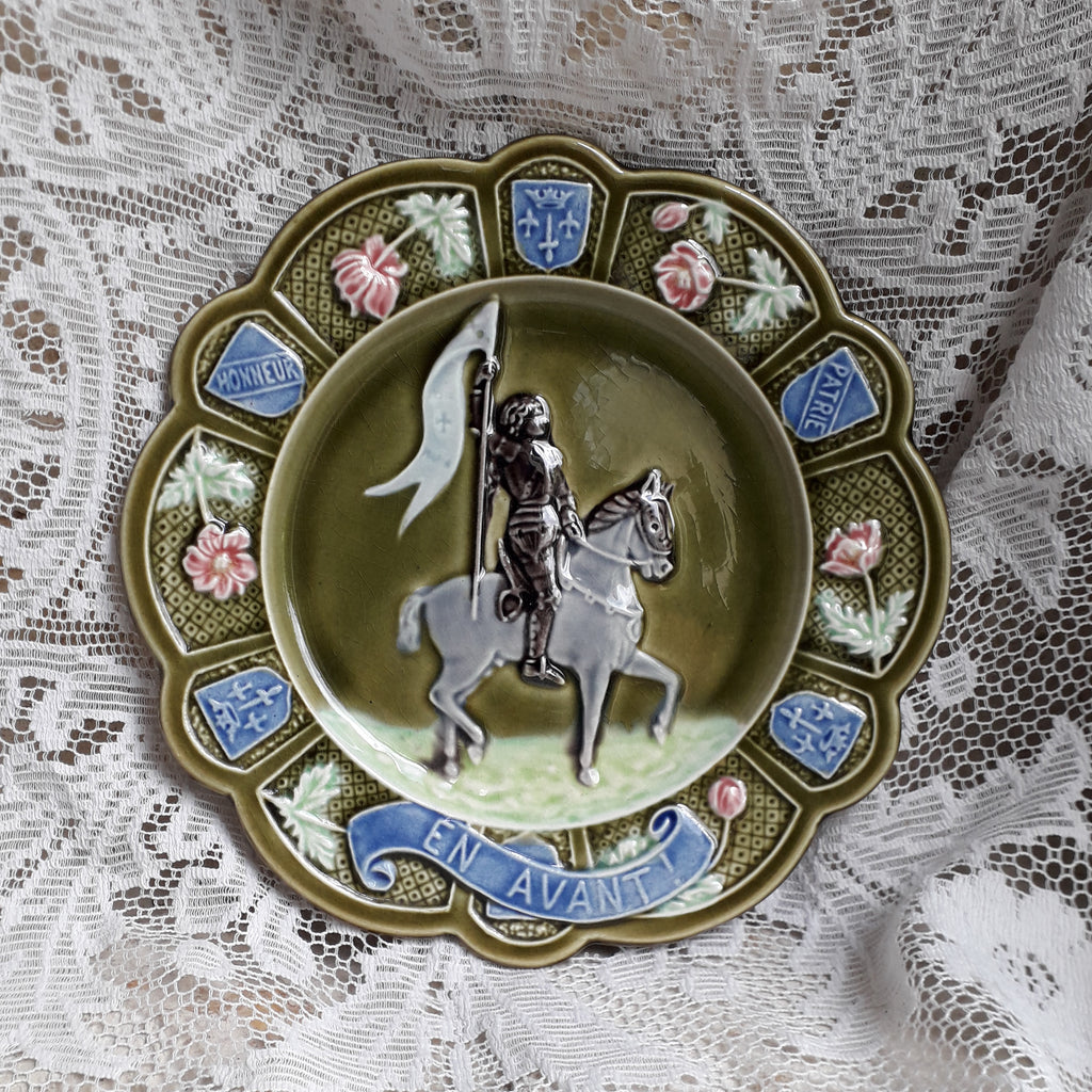 Petite assiette murale ancienne en majolique française Jeanne d'Arc