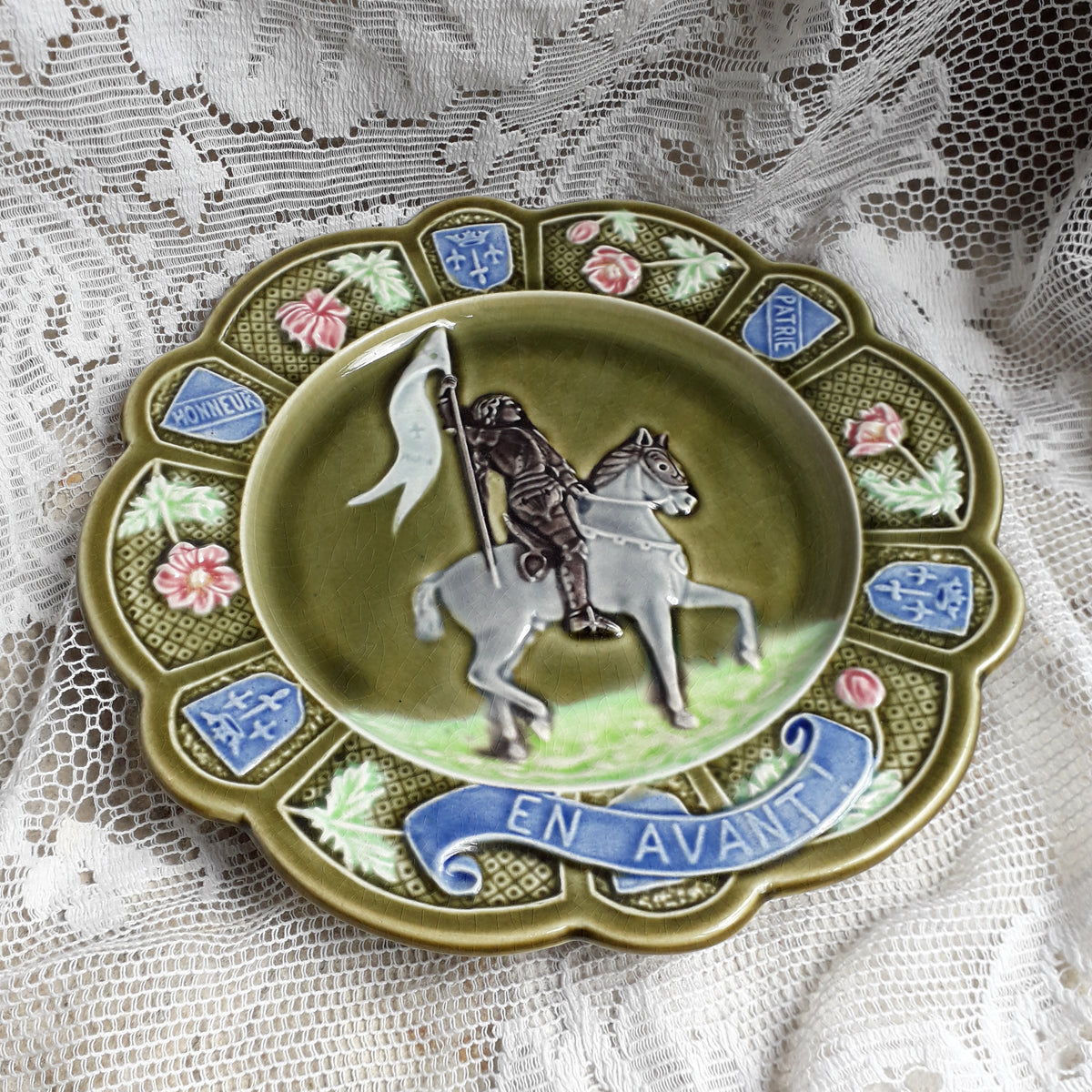 Petite assiette murale ancienne en majolique française Jeanne d'Arc