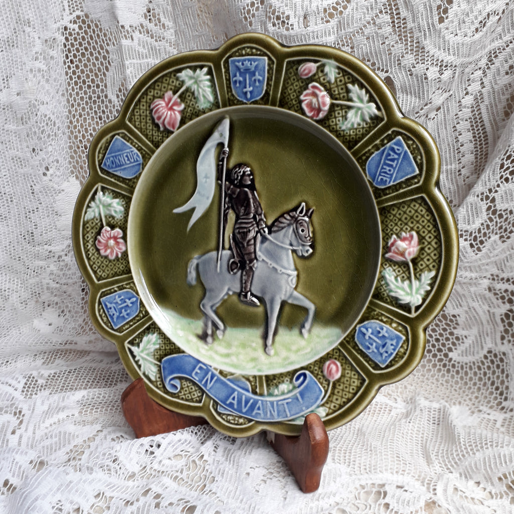 Petite assiette murale ancienne en majolique française Jeanne d'Arc