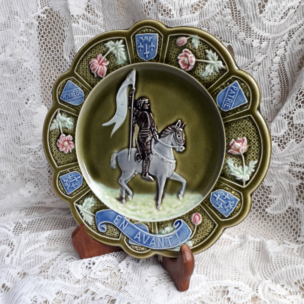 Petite assiette murale ancienne en majolique française Jeanne d'Arc