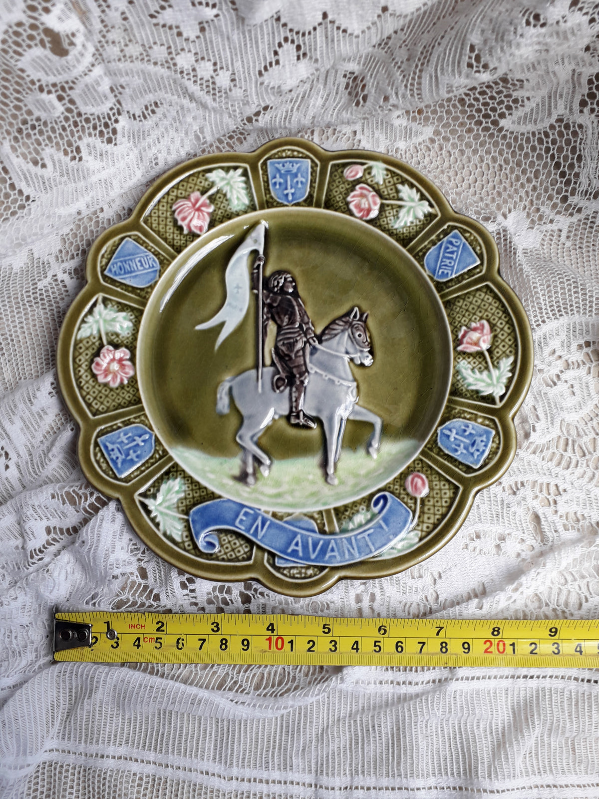 Petite assiette murale ancienne en majolique française Jeanne d'Arc