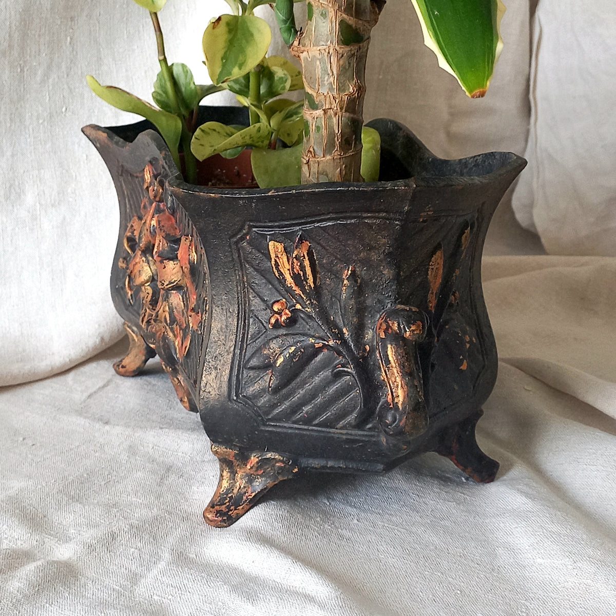 Grand pot de fleurs décoratif ancien en fonte, support pour pot de fleurs d'intérieur ou d'extérieur. 