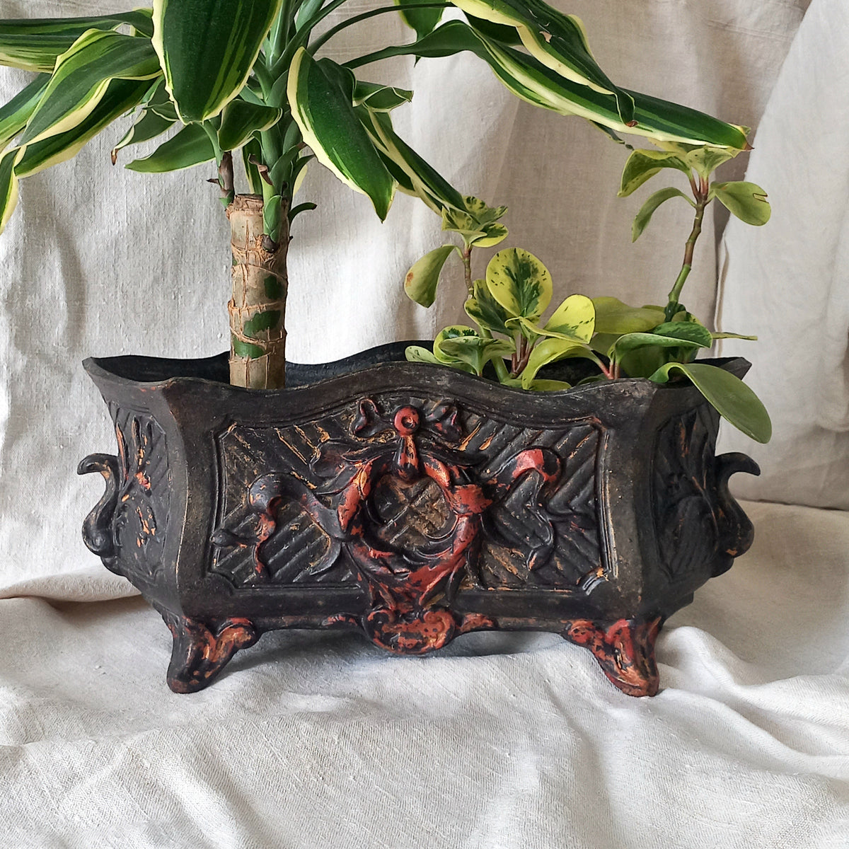 Grand pot de fleurs décoratif ancien en fonte, support pour pot de fleurs d'intérieur ou d'extérieur. 