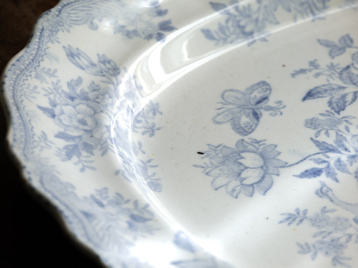 Grande assiette ovale en faïence blanche antique à décor de faisans asiatiques bleu pâle