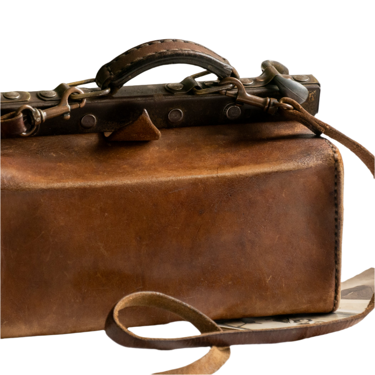 A French vintage leather shoulder/hand bag that's both practical and perfect as a prop or decorative piece in your interior, a beautifully aged piece with just enough patina of age to give it that authentic character. We have polished the distressed leather and thoroughly cleaned the bag both inside and out.