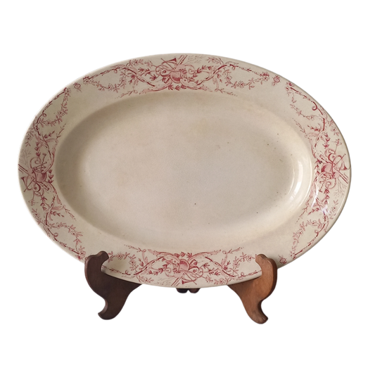 Plat ovale ancien français en terre de fer blanc crème avec motif en transfert rose par KG Lunéville
