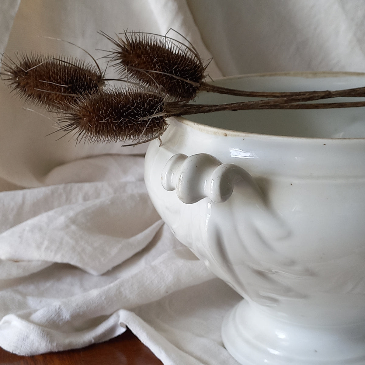 A large vintage white lidless tureen with decorative oak leaf handles made from heavy porcelain. This impressive-looking tureen makes an eye-catching piece of interior decor and is perfect as a fruit bowl.