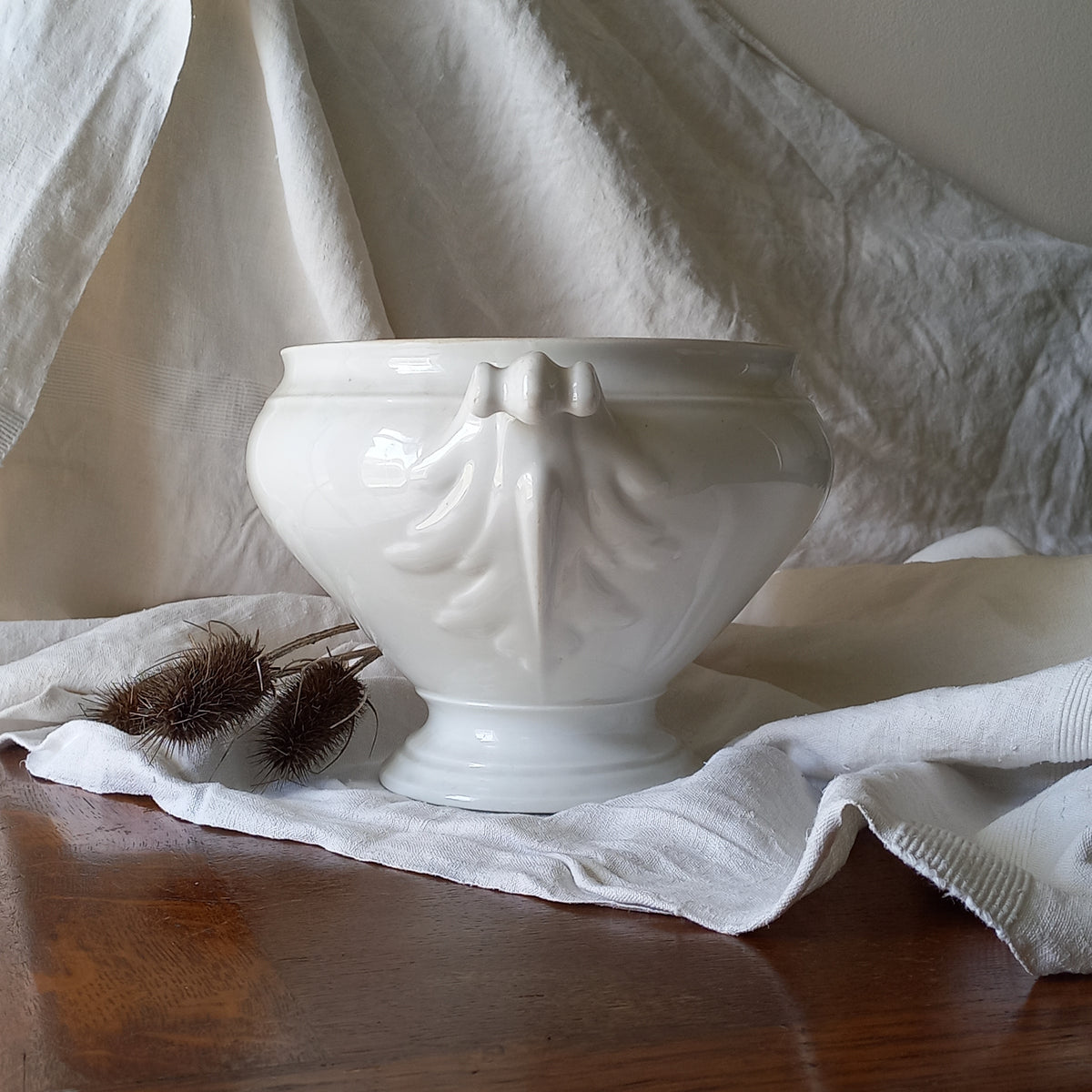 A large vintage white lidless tureen with decorative oak leaf handles made from heavy porcelain. This impressive-looking tureen makes an eye-catching piece of interior decor and is perfect as a fruit bowl.