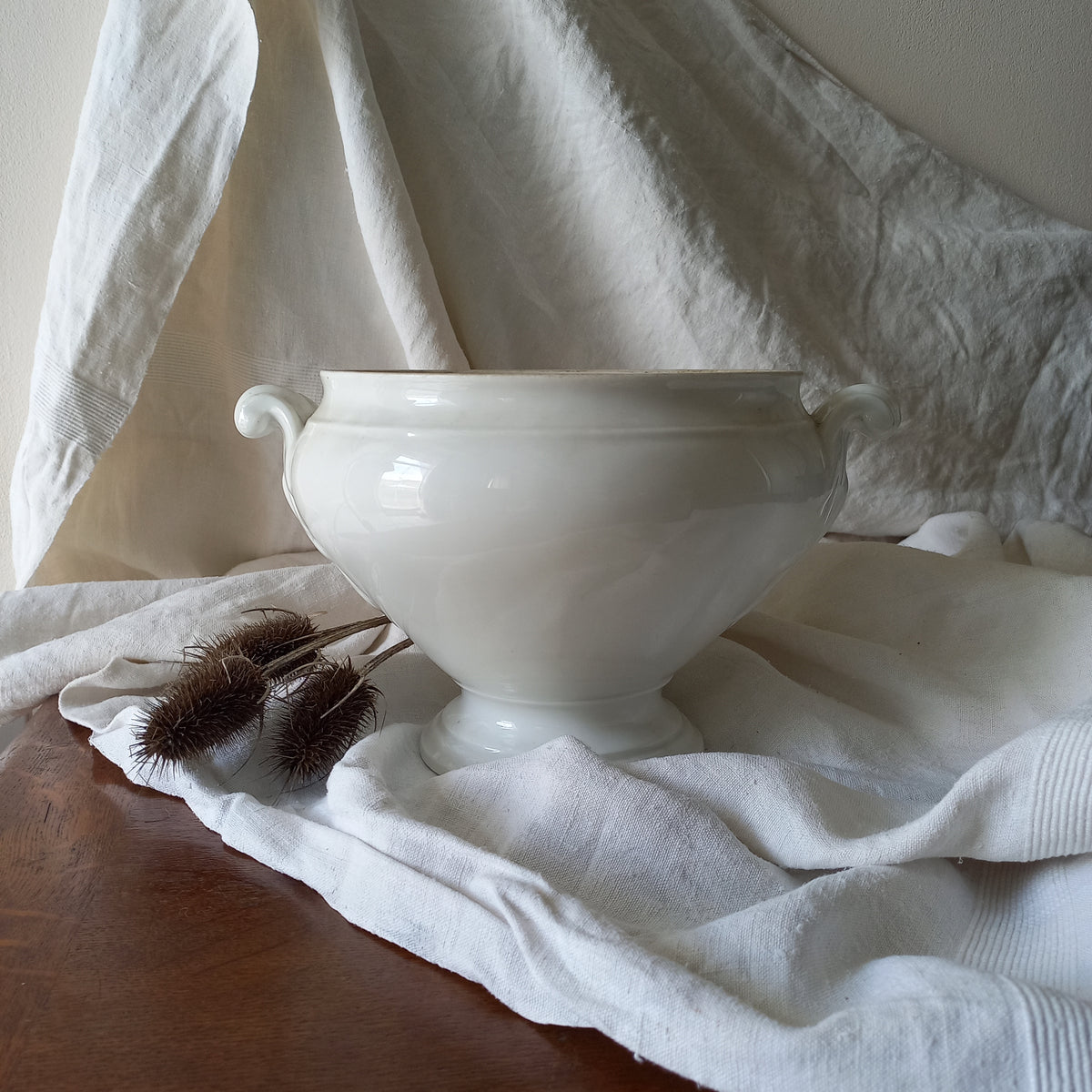 A large vintage white lidless tureen with decorative oak leaf handles made from heavy porcelain. This impressive-looking tureen makes an eye-catching piece of interior decor and is perfect as a fruit bowl.